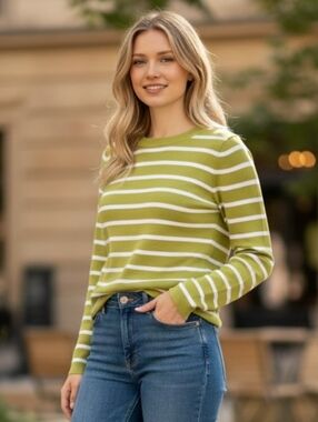NWOT HAPPILY GREY (LG) Crewneck Cropped Stretchy Olive and Green Sweater